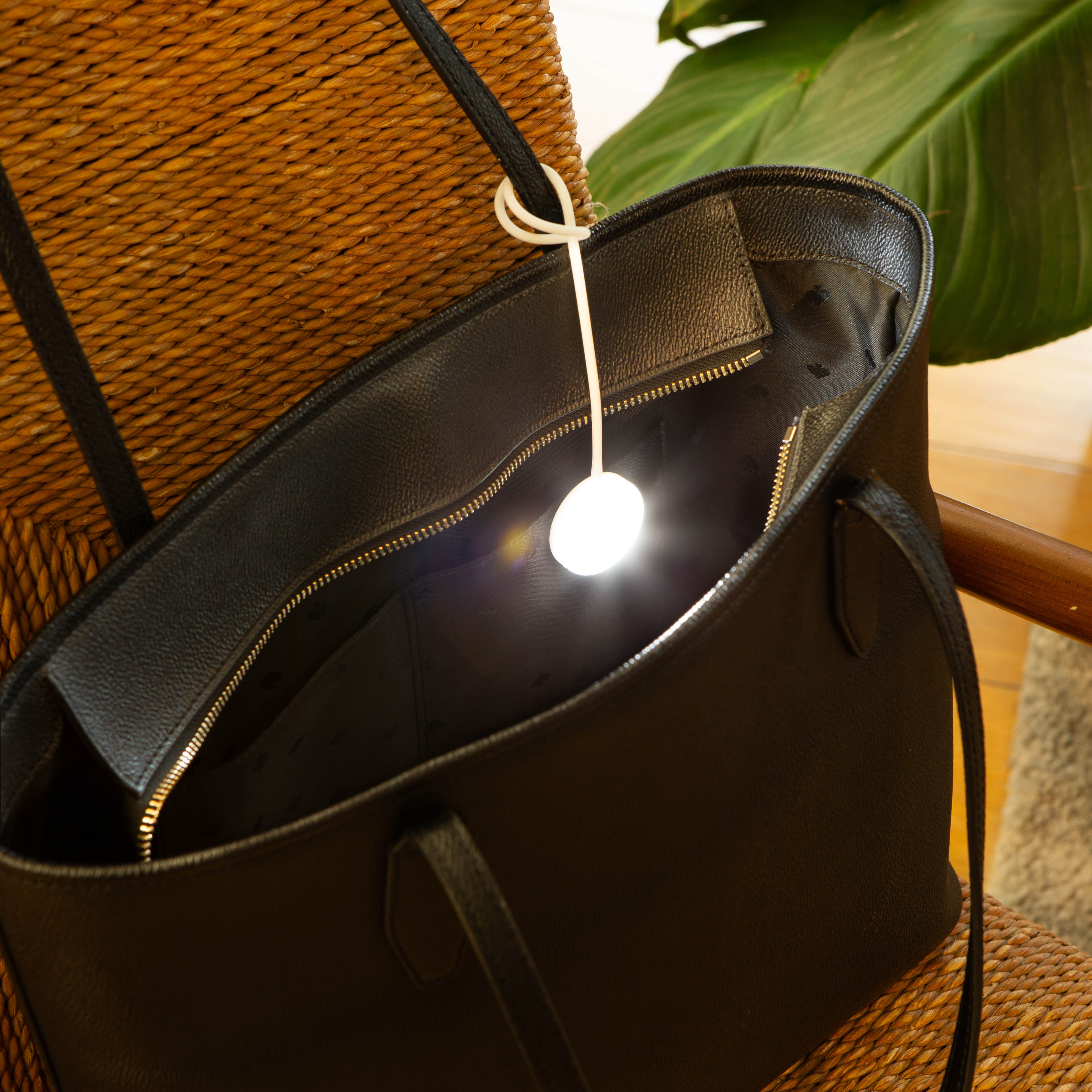 FL67_rechargable_purse_light_05.jpg